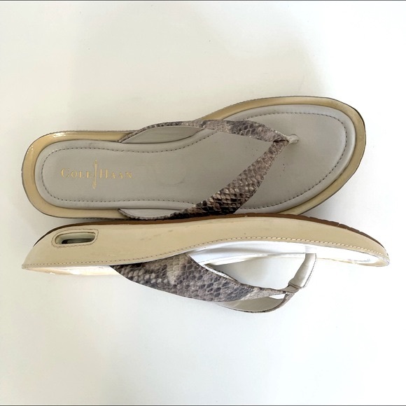 Cole Haan ladies  thong sandals. - Picture 2 of 7